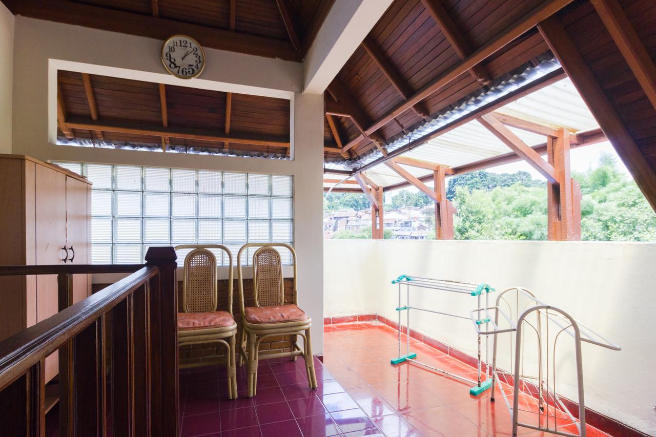 Pele Guesthouse Bandung Exterior photo