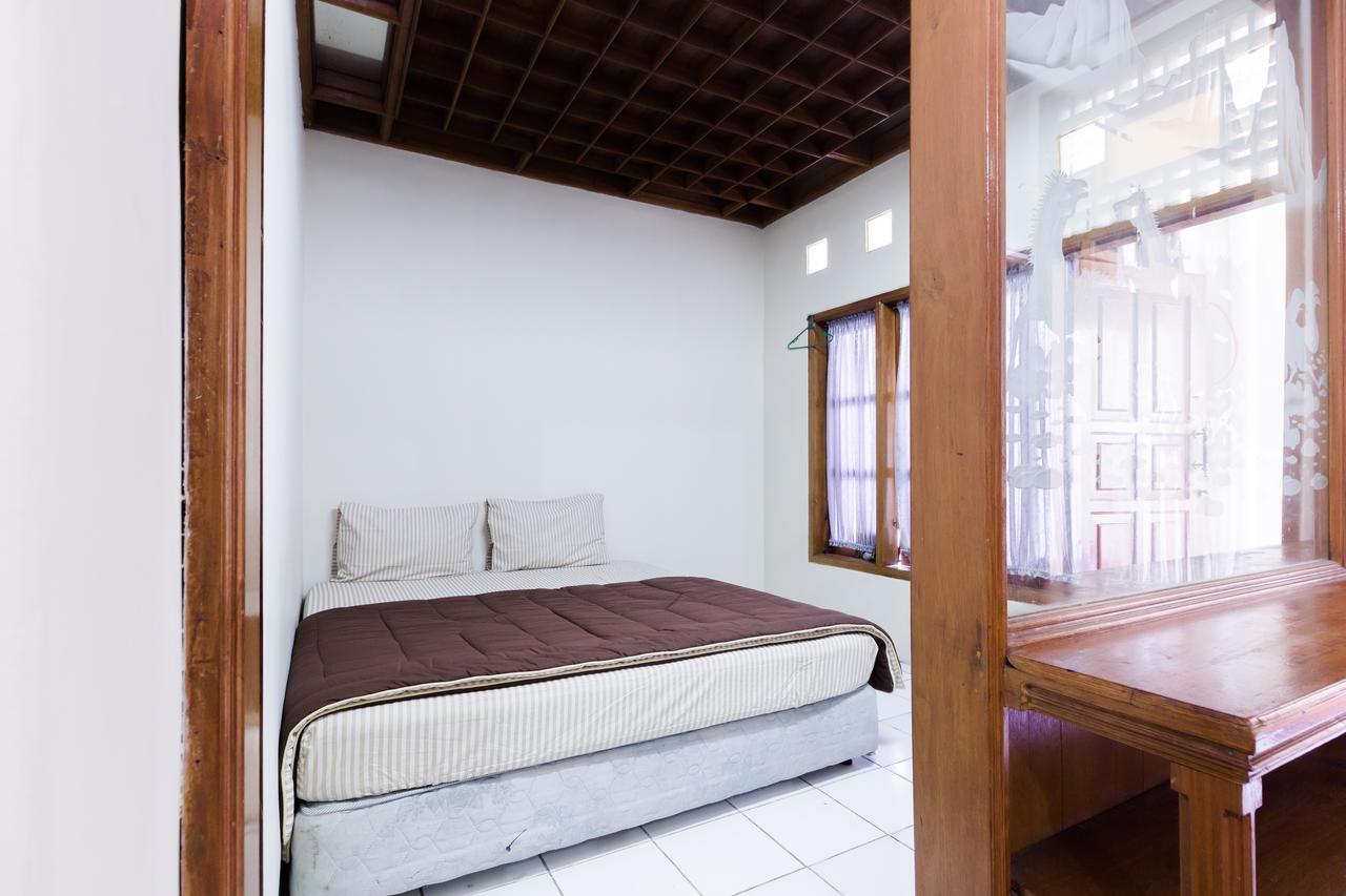 Pele Guesthouse Bandung Exterior photo